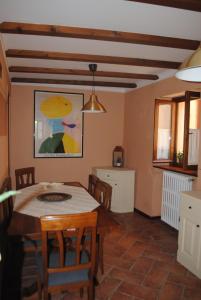 a kitchen and dining room with a table and chairs at La Maison d'Alizè in Lecco