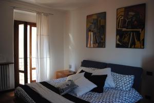 una camera da letto con un letto con cuscini sopra di La Maison d'Alizè a Lecco