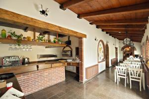 スンマルティンにあるPensiunea SanMartinのレンガの壁のキッチン&ダイニングルーム