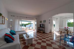 ein Wohnzimmer mit einem Sofa und einem Tisch in der Unterkunft VILLA ALONDRA B6 in Santo Tomás