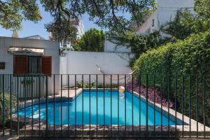 a swimming pool with a fence around it at Hospedaje La Casa del Ceibo in Córdoba