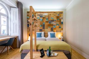 sypialnia z łóżkiem z drewnianą ścianą w obiekcie 19 Tile Ceramic Concept - by Unlock Hotels w mieście Caldas da Rainha