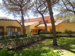 an exterior view of the house at Hotel Fortezza in Arborea