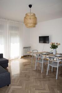 a living room with a table and chairs and a television at Piedaterre sulle Mura - Treviso to Venice in Treviso