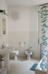a bathroom with a sink and a toilet and a tub at Piedaterre sulle Mura - Treviso to Venice in Treviso
