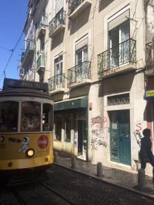 リスボンにあるNossa Casaの落書き付き市道の黄色い路面電車