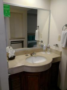baño con lavabo y espejo grande en Hotel Playa Marina, en Mazatlán