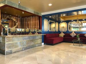 a lobby with red couches and a bar at Hotel Le Reve Pasadena in Pasadena