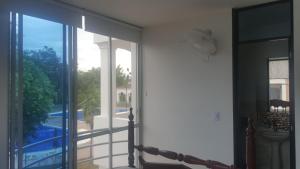 een open glazen deur met uitzicht op een zwembad bij Condominio Santa Hagia Sofia - Casa y 2 apartamentos in Flandes