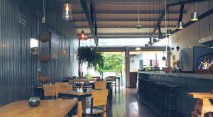 Un restaurante u otro lugar para comer en OutBox Inn