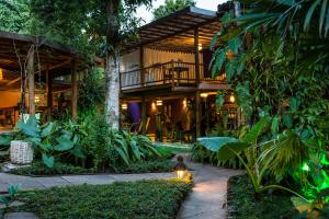 Um jardim em Hotel Pousada Coqueiros