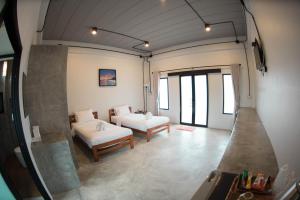Habitación con 2 sofás y sala de estar. en The Ele Hotel Ranong - SHA Extra Plus, en Ranong