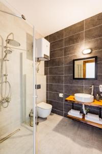 Un baño de Djumba Hotel & Cafe 26 fotos más