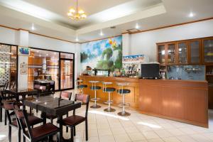 Lounge nebo bar v ubytování Surin Majestic Hotel