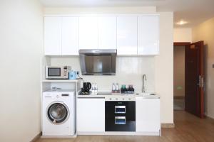 a kitchen with a washing machine and a washer at Guangzhou Seaman Club in Guangzhou