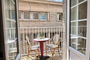 a patio with a table and chairs on a balcony at Gite Jean Dunois - Saint Malo in Saint Malo