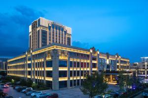 杭州的住宿－杭州英冠温德姆酒店，一座大型办公楼,设有停车场