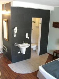 un baño con lavabo e inodoro en CityMinis, en Düsseldorf