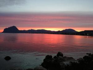 クストナーチにあるCasa Vacanze Siddaの山を背景に水上夕日