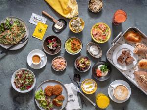 een tafel met veel borden eten erop bij Carmel Pearl in Haifa