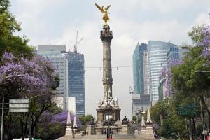 una estatua en medio de una ciudad con edificios en WTC Loft Nápoles El Segundo Cielo en Ciudad de México