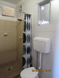 y baño con aseo y ducha. en Rankins Springs Motel en Rankins Springs