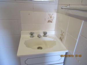 baño con lavabo blanco en una habitación en Rankins Springs Motel en Rankins Springs