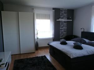 Posteľ alebo postele v izbe v ubytovaní Csabai Apartman