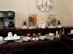 una mesa con comida y otros artículos. en Newcastle Country Lodge, en Newcastle