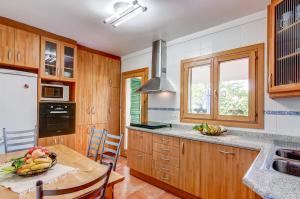 a kitchen with a table with a bowl of fruit on it at Llac Gran in Port d'Alcudia