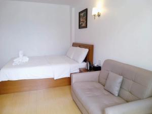 Un pat sau paturi într-o cameră la Nut Mansion Suvarnabhumi