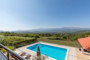 Villa mit einem Pool und einem Balkon in der Unterkunft Villa Duje in Trilj