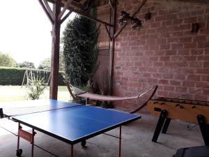 una mesa de ping pong y una mesa de ping pong en Gîte Yanou, en Sault-de-Navailles