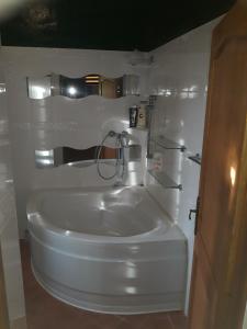 baño con lavabo blanco en una habitación en Mas du Grand Bourry, en Le Cailar