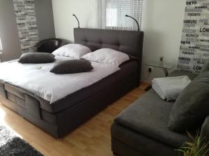 Posteľ alebo postele v izbe v ubytovaní Csabai Apartman