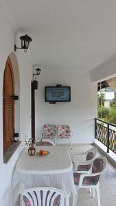 comedor con mesa y sillas en el balcón en Cozy Asprovalta Home by the Sea, en Asprovalta