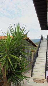 una escalera que conduce a una casa con plantas verdes en Cozy Asprovalta Home by the Sea, en Asprovalta