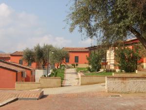 ザンブローネにあるResidenza Mediterraneaの橙の建物のある町の通り