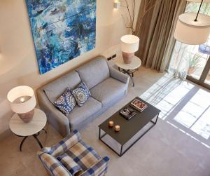a living room with a couch and a table at Trafalgar Polo Club in El Palmar