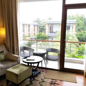 Area soggiorno di Taj Damdama Lake Resort & Spa, Gurugram