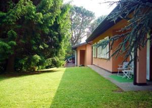 un patio junto a un edificio con césped en B&B Villa Liz Varese en Varese