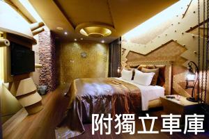 ein Hotelzimmer mit einem Bett und einer Treppe in der Unterkunft CD Motel in Hsinchu