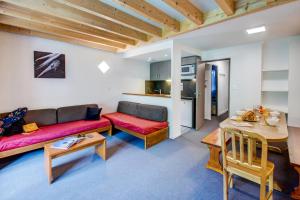 Sala de estar con 2 sofás y mesa en Vacancéole - Le Privilège, en Germ