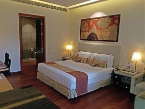 Letto o letti in una camera di Taj Damdama Lake Resort & Spa, Gurugram