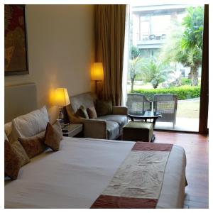 Letto o letti in una camera di Taj Damdama Lake Resort & Spa, Gurugram
