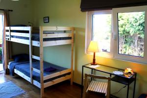 Bunk bed o mga bunk bed sa kuwarto sa Casa Gwendoline - Albergue / Hostel / AL - Caminho da Costa