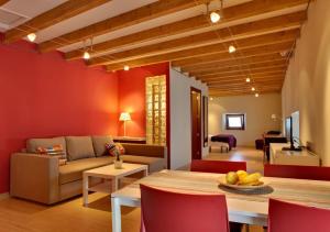 a living room with a couch and a table at Casa Rural del Corral in Malpartida de Plasencia