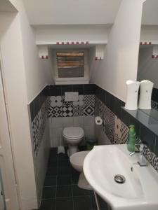 La petite salle de bains est pourvue de toilettes et d'un lavabo. dans l'établissement Cardano, à Pavia