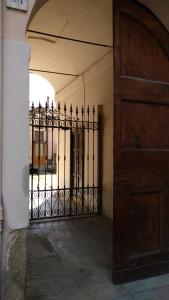 een toegang tot een gebouw met een ijzeren poort bij Cardano in Pavia