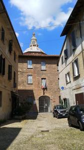 een groot bakstenen gebouw met een poort en een toren bij Cardano in Pavia